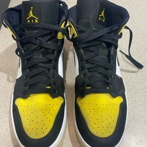 Air Jordan’s 1 MidSE size 11